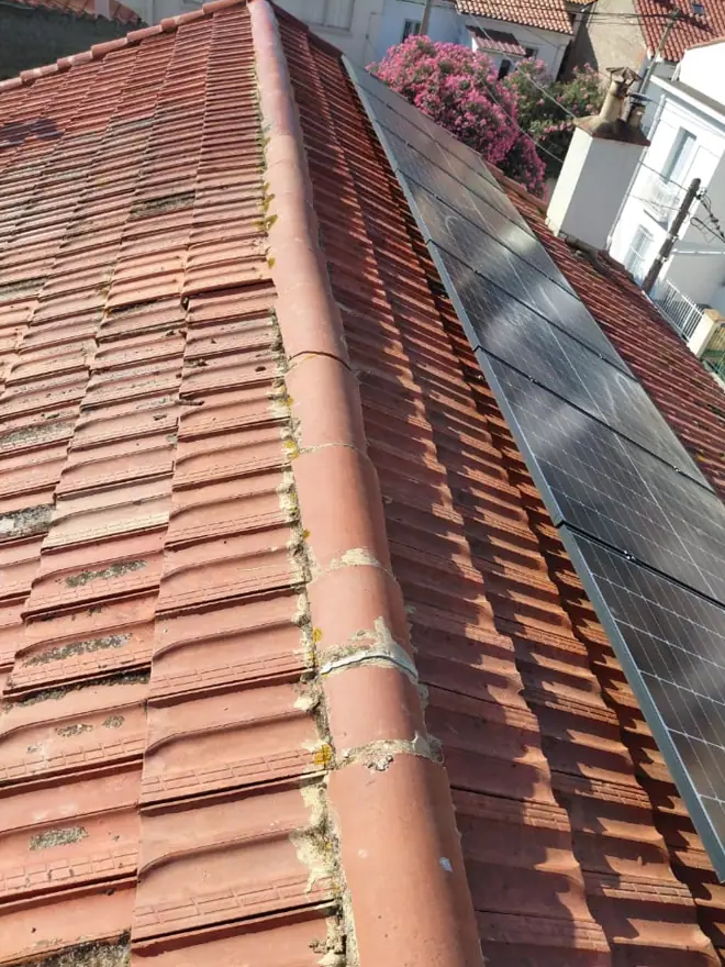 Toiture en tuiles mécaniques chargée de lichen, faîtage encroûté, panneaux photovoltaïques sur le versant voisin — HH Couverture
